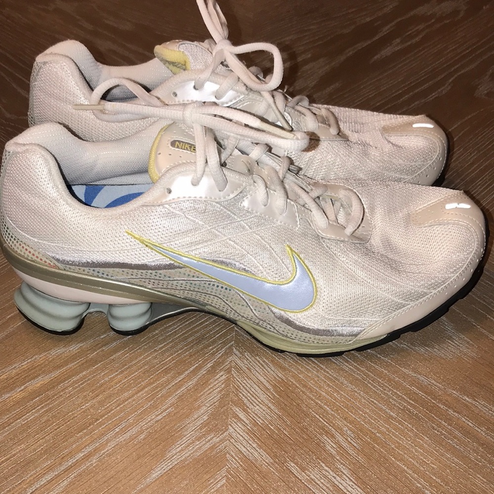 NIKE SHOX WOMEN’S SNEAKERS
